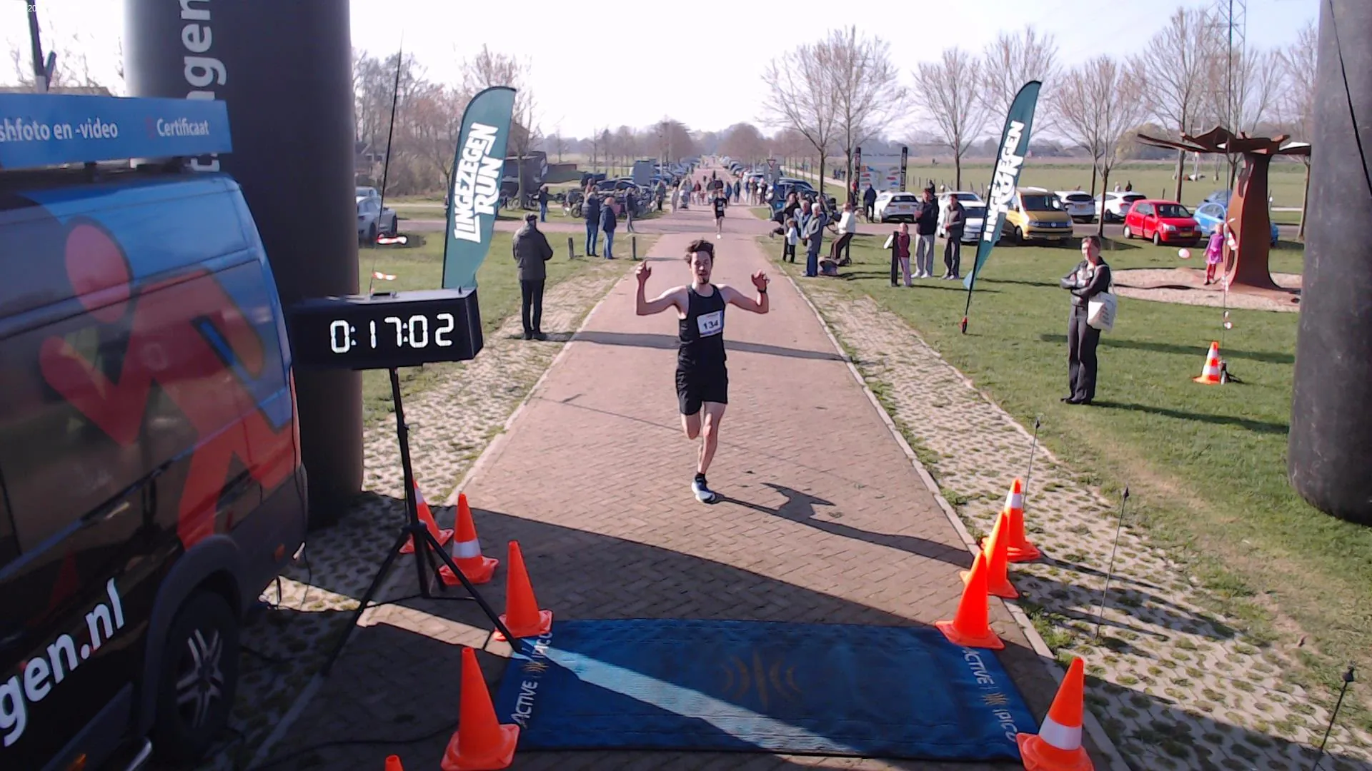 Finishfoto voorbeeld: loper finisht bij Lingezegen Run
