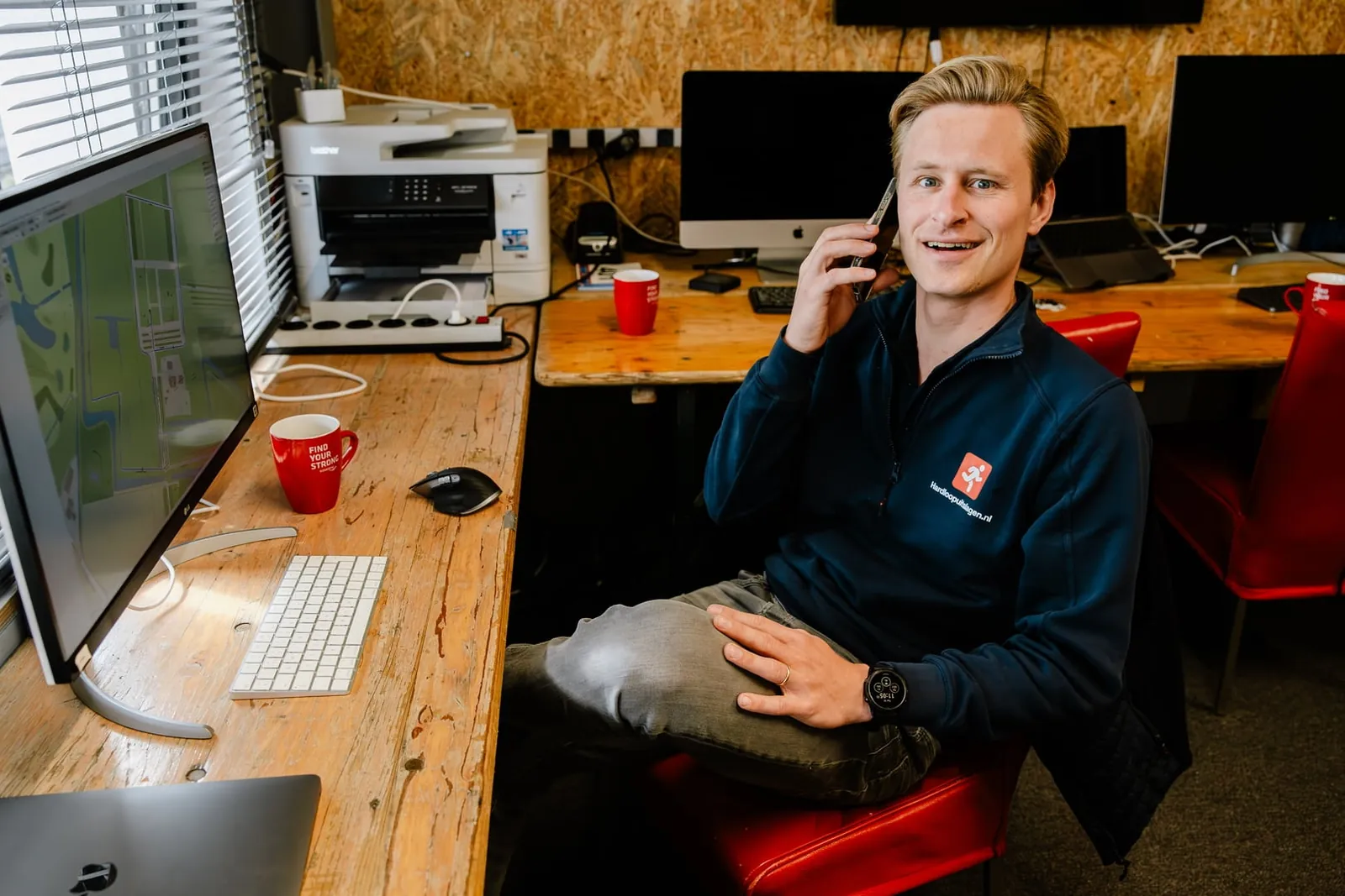 Mees van Hardloopuitslagen.nl belt met een organisator over een hardloopevenement