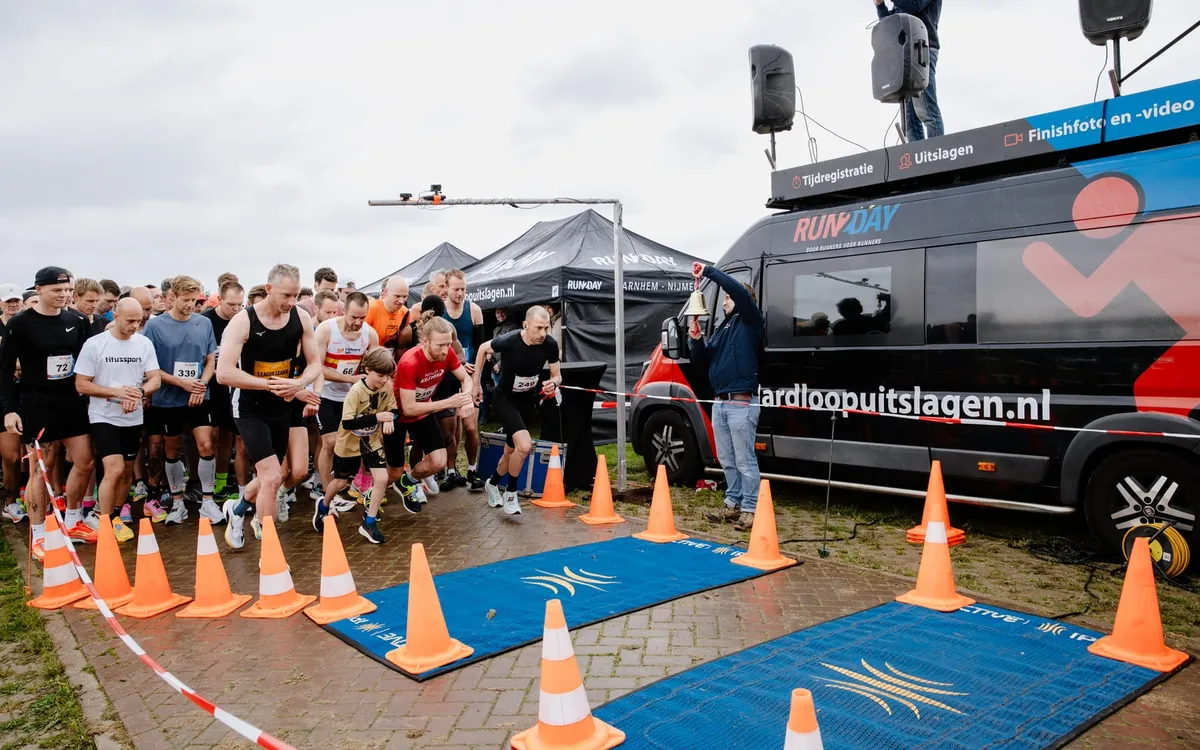 Startgroep bij de tijdwaarnemingsmatten met pionnen en startvakken