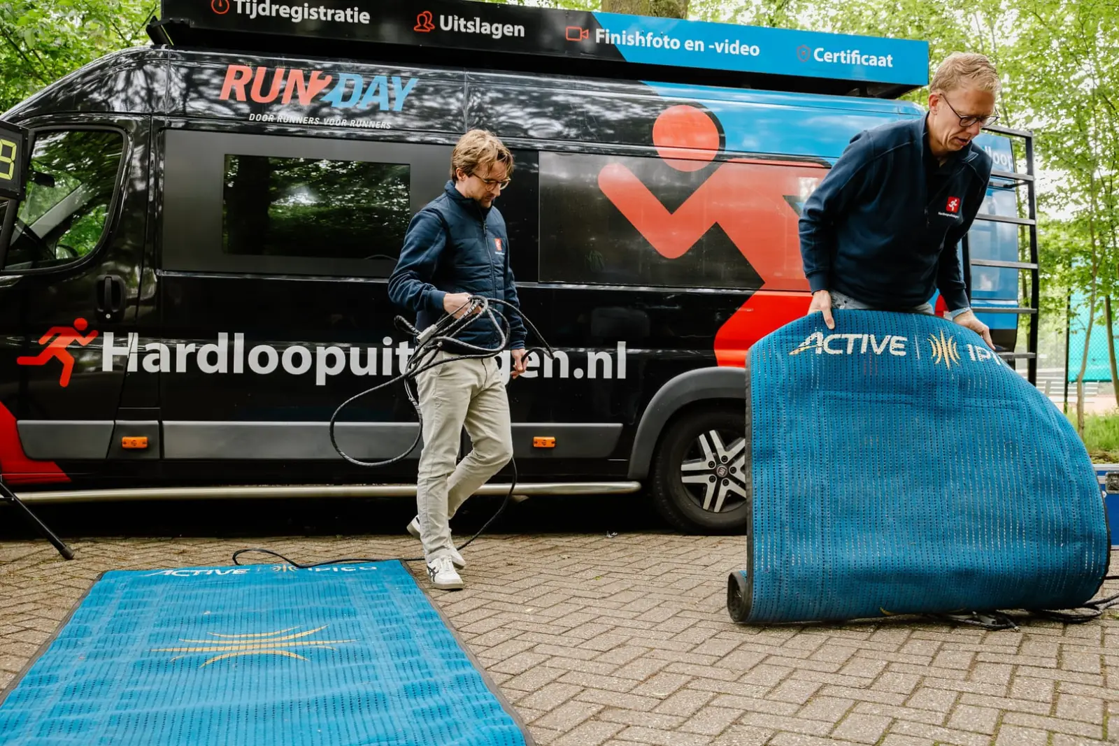 Tijdwaarnemingsmatten en eventmateriaal bij de Hardloopuitslagen.nl bus