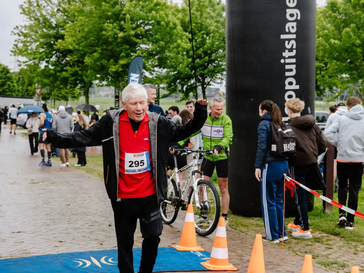 Loper passeert de finishmat bij een hardloopevenement