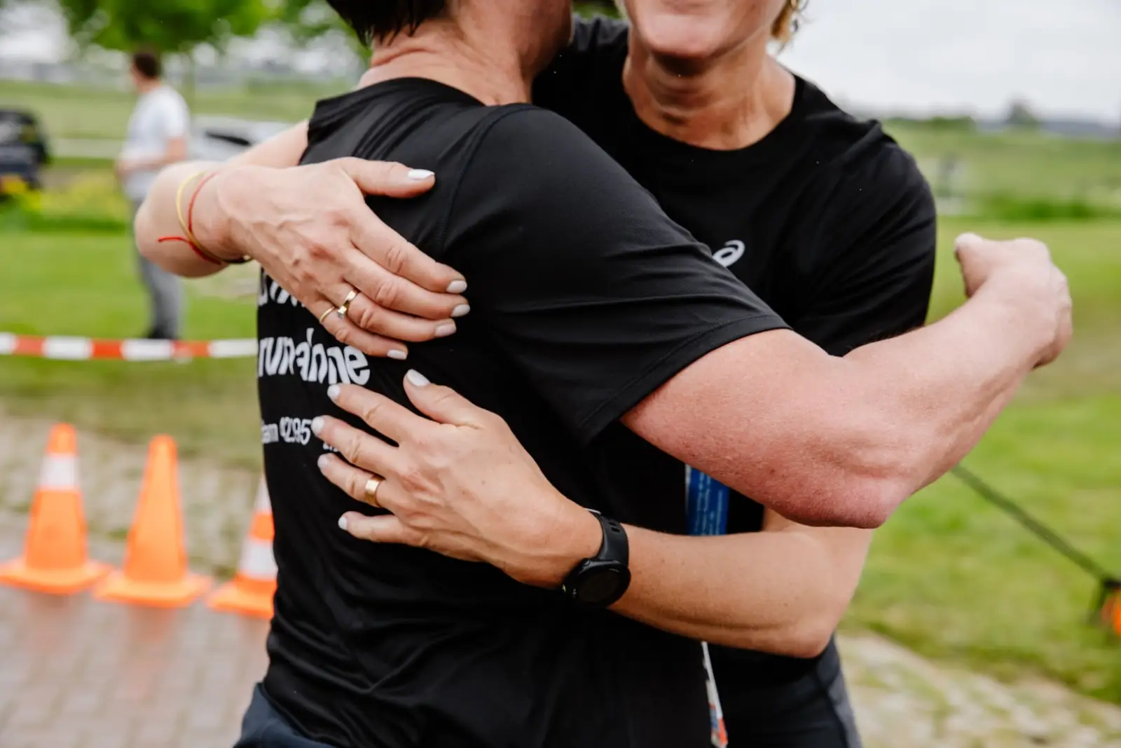 Lopers feliciteren elkaar na de finish van een hardloopevenement