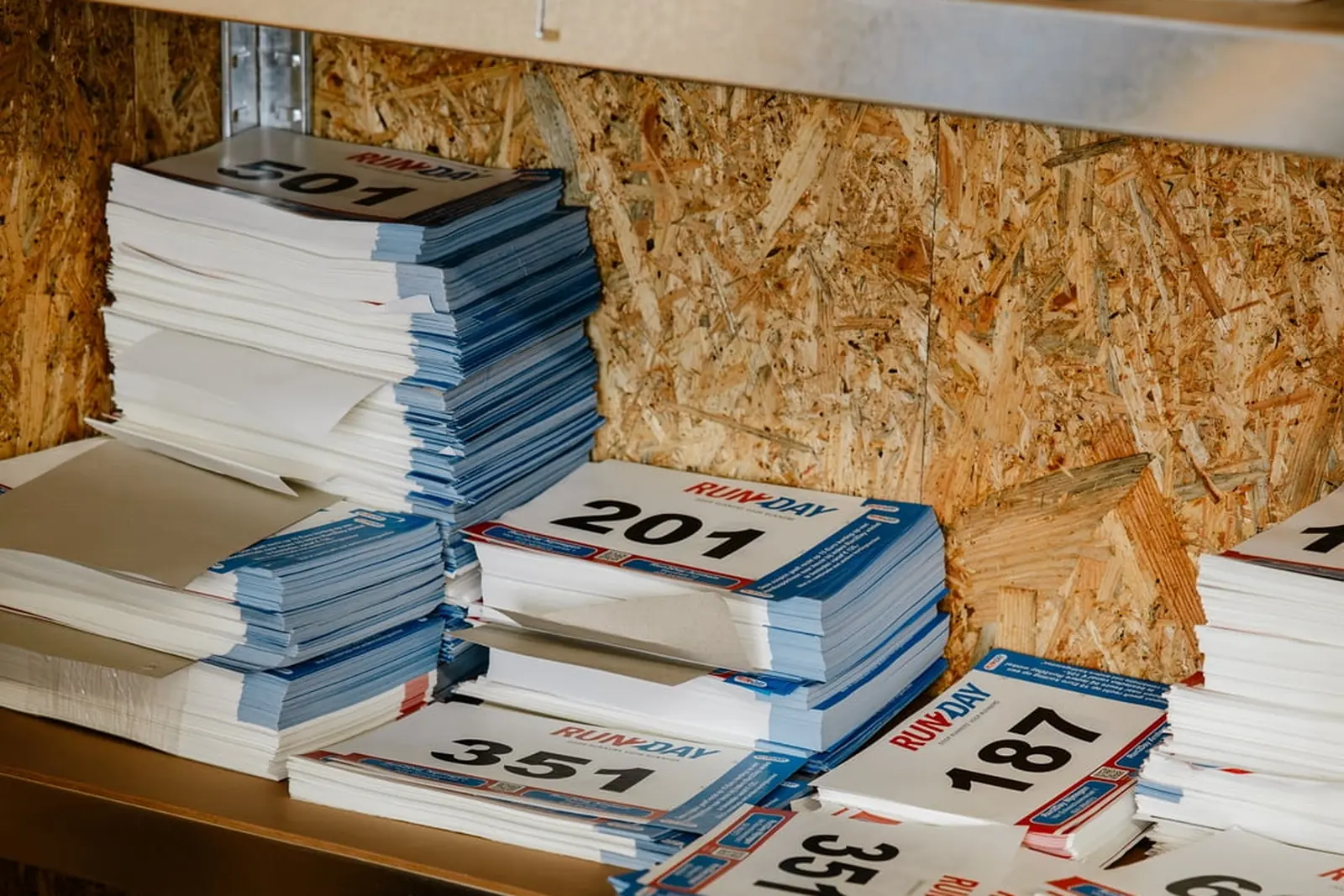 Gesorteerde stapels startnummers klaar voor uitgifte
