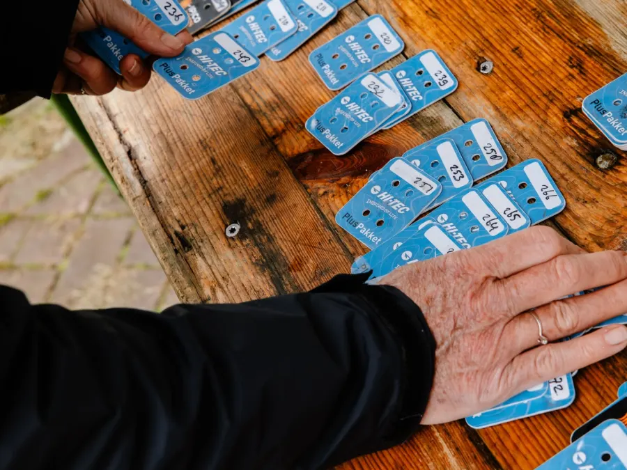 Herbruikbare tijdregistratiechips op tafel