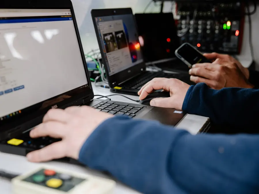 Laptop met live uitslagen en timingsoftware