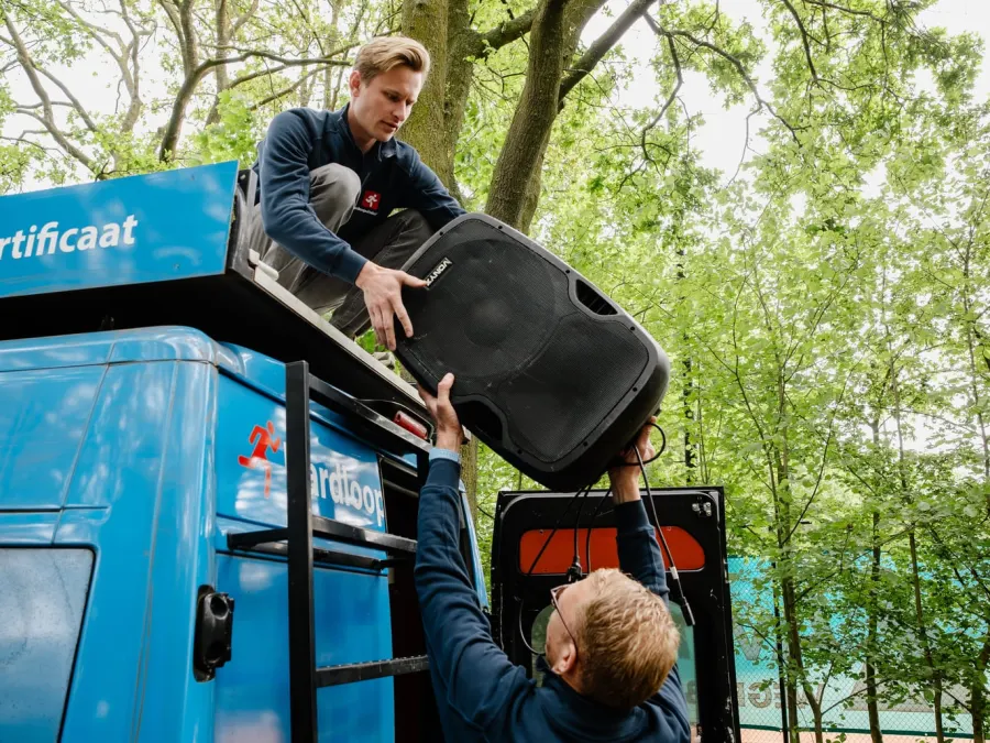 Luidspreker wordt opgebouwd op de Hardloopuitslagen.nl bus