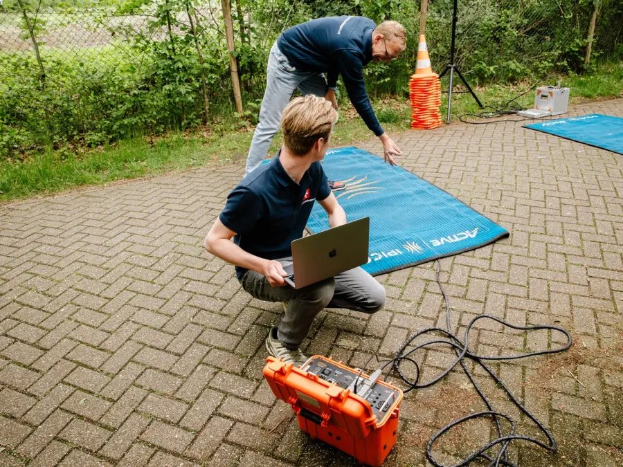 MacBook met timingapparatuur naast de detectiemat