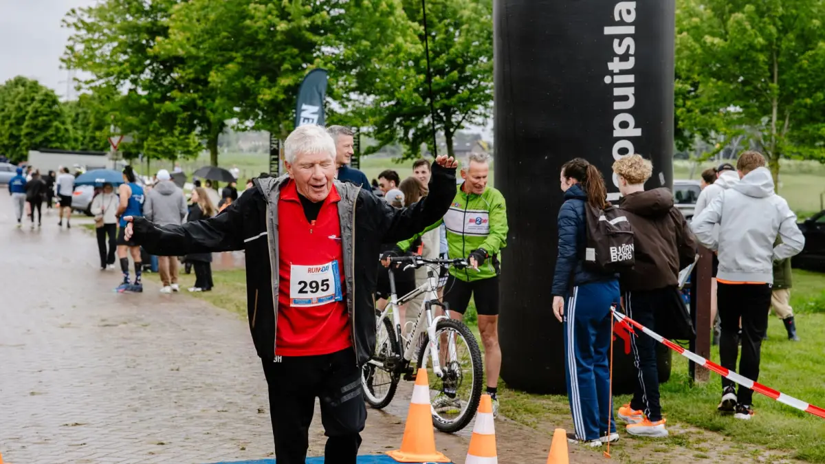 Finishlocatie van een hardloopevenement met finishboog, tijdwaarneming en dranghekken