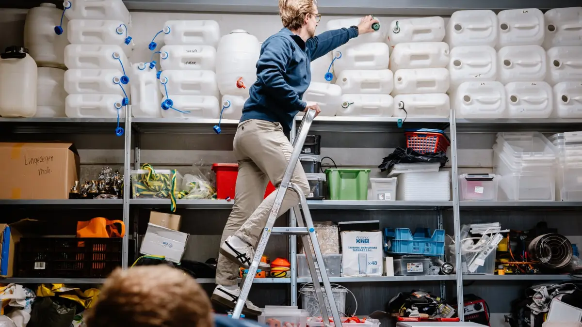 Materiaal wordt uit de opslag gepakt voor een hardloopevenement
