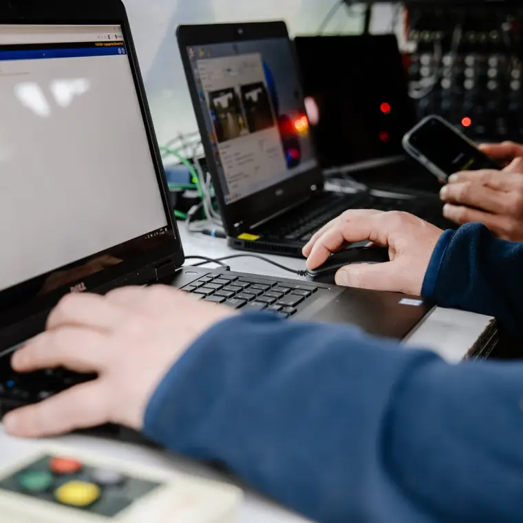 Laptop met live uitslagen tijdens een hardloopevenement