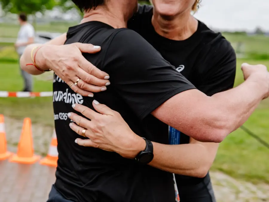 Lopers feliciteren elkaar na de finish