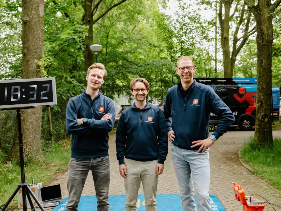 Team van Hardloopuitslagen.nl bij de wedstrijdklok