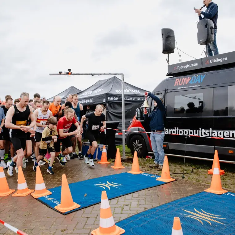 Startveld met lopers, startboog en tijdwaarnemingsmatten