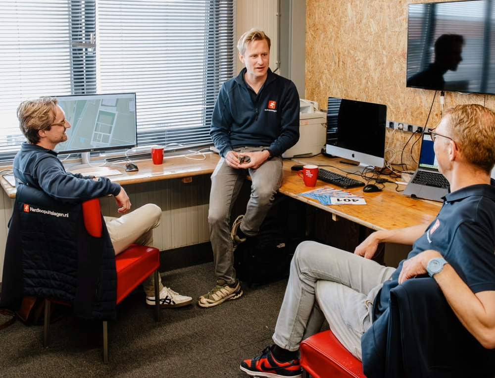 Drie eigenaren van Hardloopuitslagen.nl in de werkruimte
