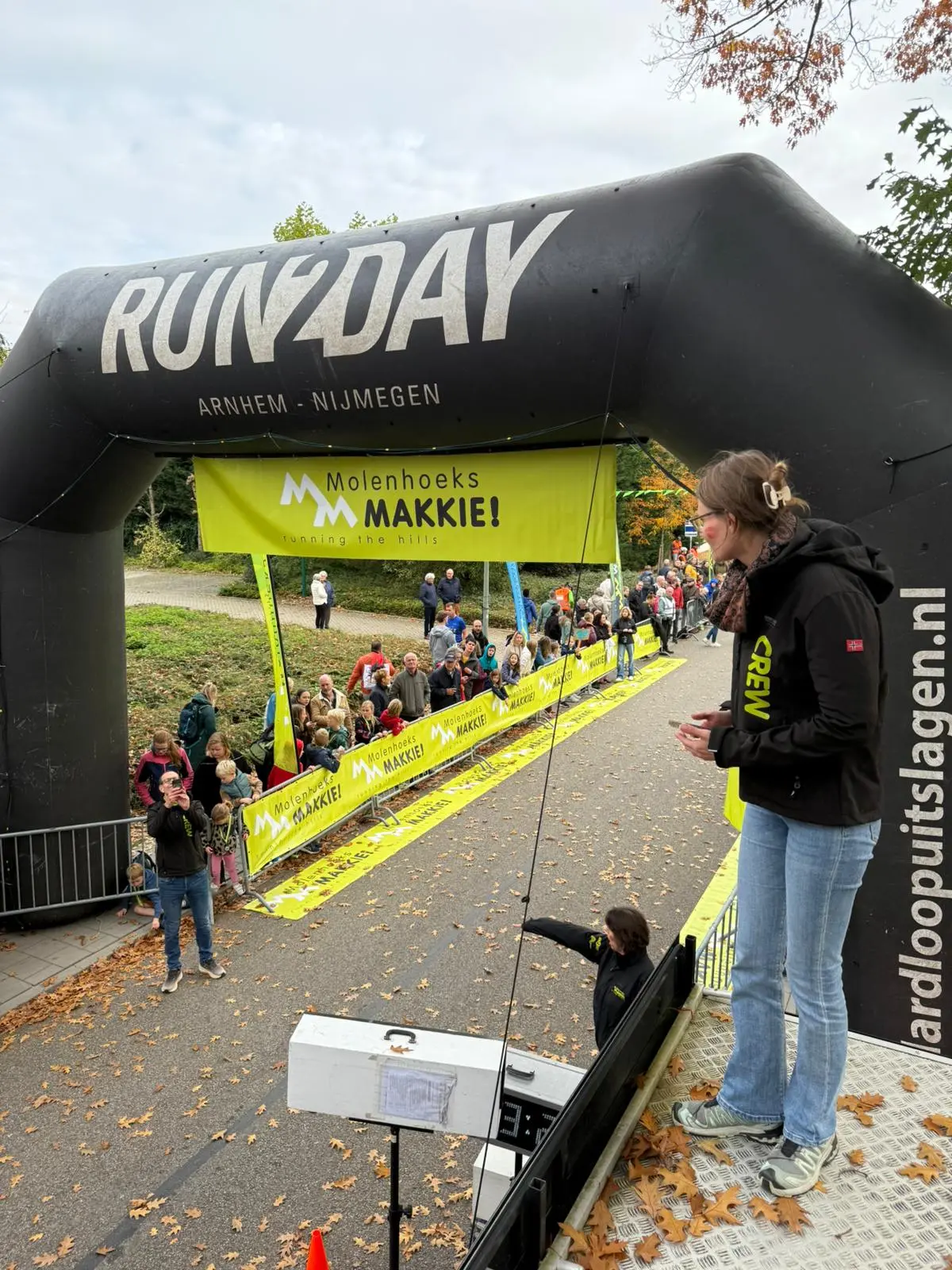 Startboog met eigen branding en sponsorbanners bij hardloopevenement