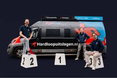 Team van Hardloopuitslagen.nl bij de bus