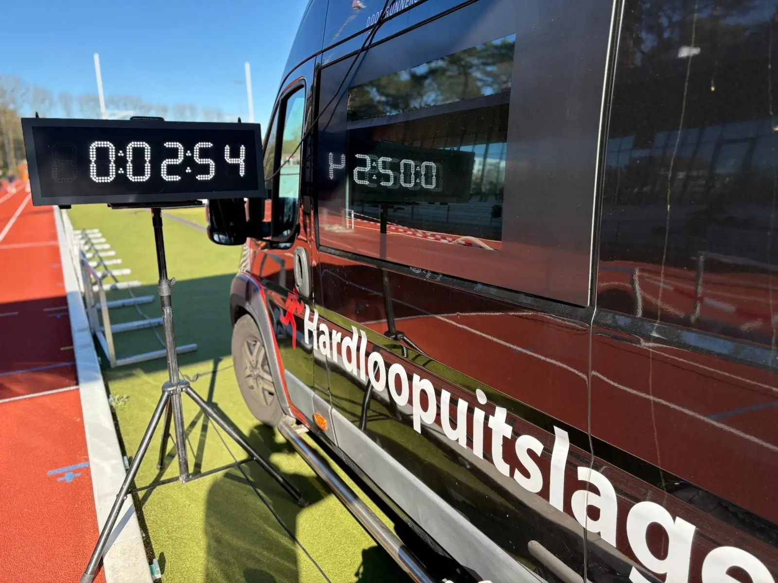 LED wedstrijdklok bij de finish van een hardloopevenement